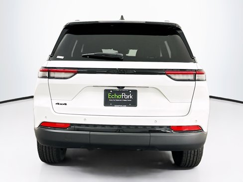 Used 2024 Jeep Grand Cherokee Altitude image 7