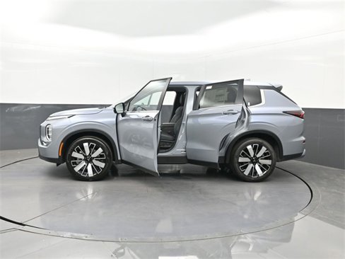 New 2025 Mitsubishi Outlander SE image 37