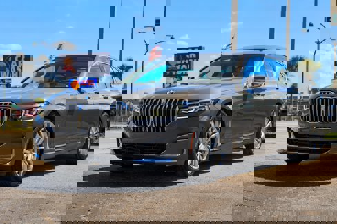 Used 2022 BMW 740i w/ Premium Package image 4