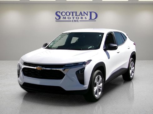 Used 2025 Chevrolet Trax LS image 2