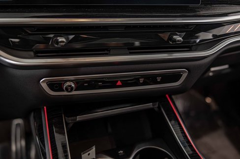 Used 2025 BMW X7 M60i w/ Climate Comfort Package image 30