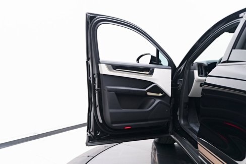 Used 2025 Porsche Cayenne GTS image 36