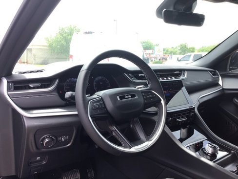 New 2025 Jeep Grand Cherokee Altitude image 9
