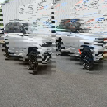 New 2025 Jeep Grand Cherokee Summit image 2