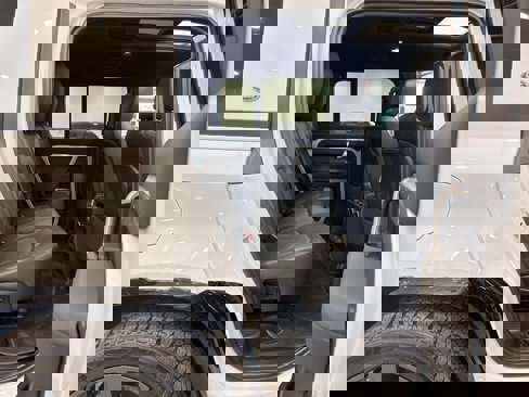 Used 2023 Land Rover Defender 130 X-Dynamic SE image 10