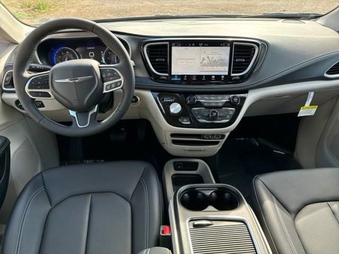 New 2024 Chrysler Pacifica Touring-L image 12