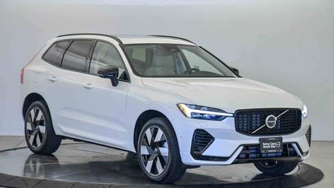 Certified 2025 Volvo XC60 T8 Plus w/ Protection Package Premier image 6