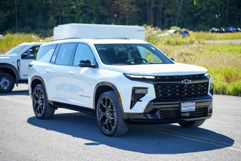 Used 2024 Chevrolet Traverse RS image 3