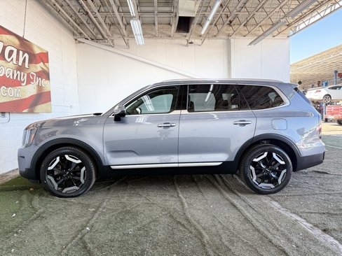 Used 2023 Kia Telluride EX w/ EX Captain's Chair Package image 9