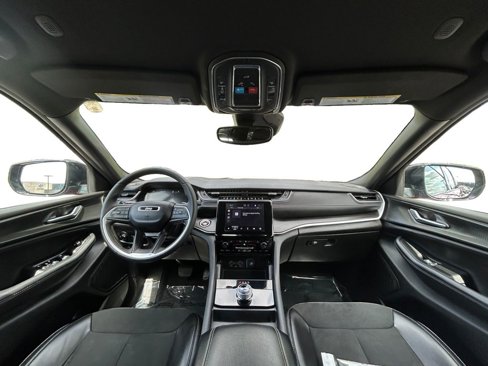 Used 2024 Jeep Grand Cherokee Altitude image 12