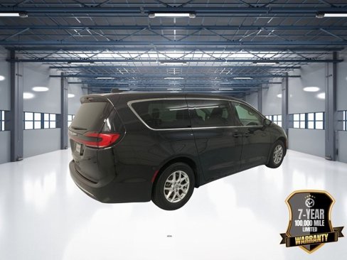 Used 2023 Chrysler Pacifica Touring-L image 3