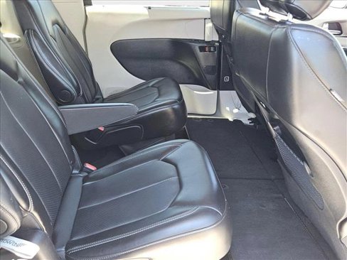 Used 2024 Chrysler Pacifica Touring-L image 20