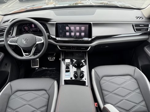 New 2025 Volkswagen Atlas Peak Edition SE image 21