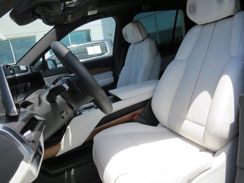 New 2026 Cadillac Vistiq Luxury w/ LPO, Floor Liner Package image 17
