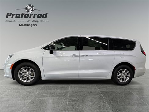 New 2026 Chrysler Pacifica Select image 2