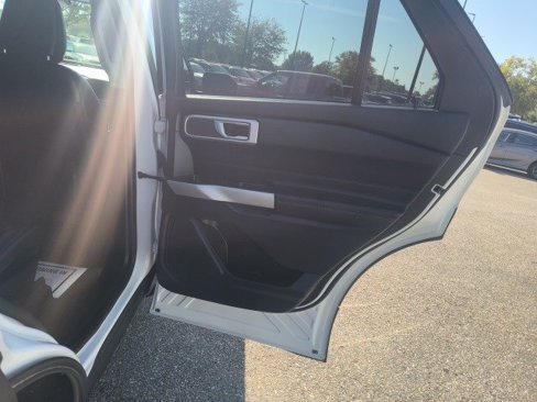 Used 2022 Ford Explorer XLT w/ Equipment Group 202A image 16
