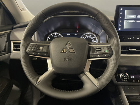 New 2025 Mitsubishi Outlander SE image 16