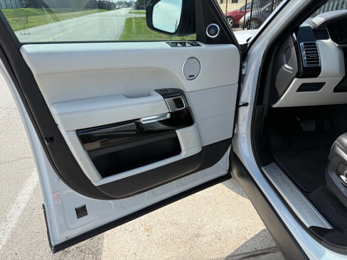Used 2016 Land Rover Range Rover HSE image 13