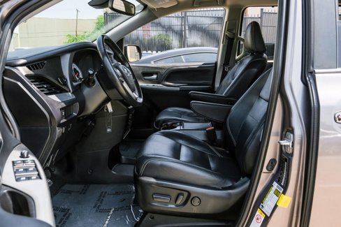 Used 2019 Toyota Sienna SE image 3