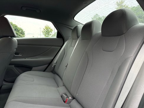 Used 2021 Hyundai Elantra SE image 28