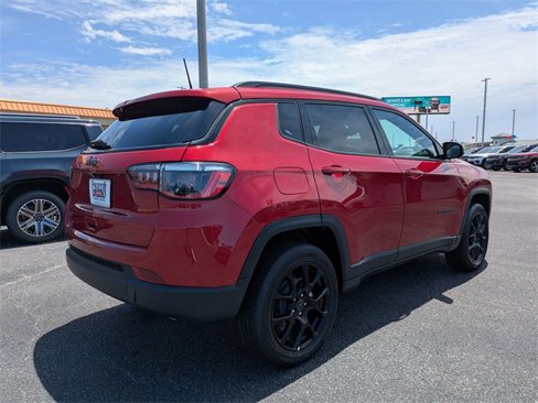 Used 2025 Jeep Compass Latitude w/ Convenience Group image 3
