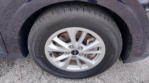 Used 2024 Kia Carnival LX image 10
