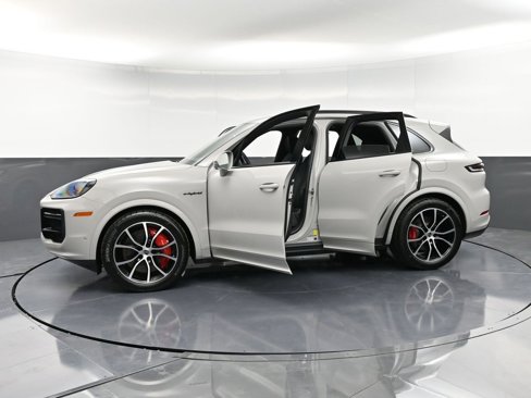 New 2025 Porsche Cayenne Turbo image 37