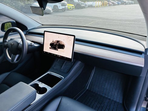 Used 2025 Tesla Model Y Long Range image 28
