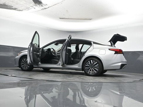Used 2024 Nissan Altima 2.5 SV image 25