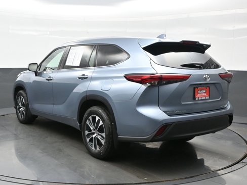 Used 2022 Toyota Highlander XLE image 4
