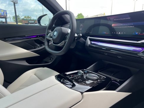 Used 2024 BMW i5 eDrive40i w/ Convenience Package image 33