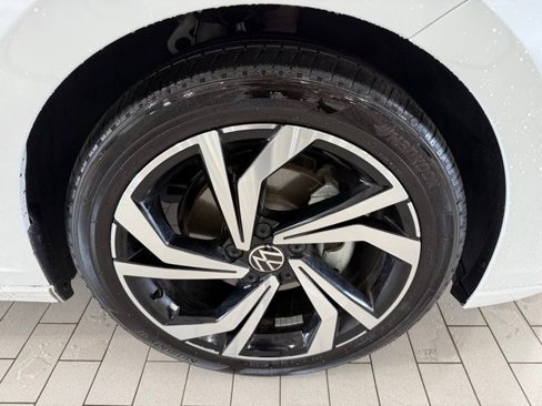 Certified 2025 Volkswagen Jetta SEL image 31