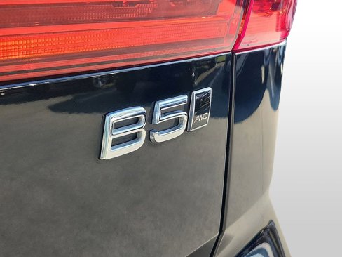 Certified 2025 Volvo XC60 B5 Plus w/ Climate Package image 26