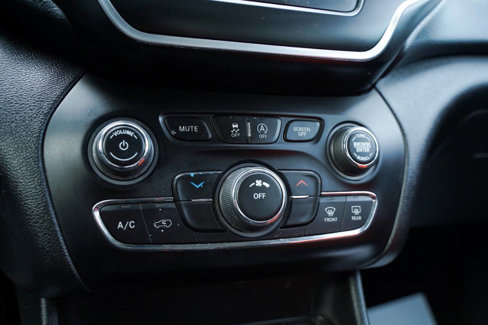 Used 2020 Jeep Cherokee Latitude Plus image 19