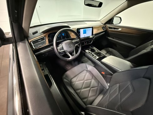 Used 2025 Volkswagen Atlas SE image 2