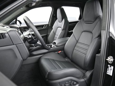 New 2025 Porsche Cayenne Turbo image 5