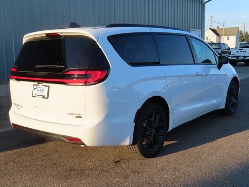 New 2026 Chrysler Pacifica Limited image 3