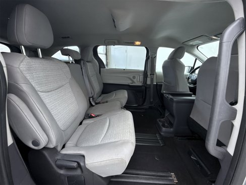 Used 2022 Toyota Sienna LE image 40