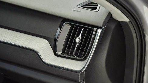 Certified 2025 Volvo XC60 B5 Plus image 17