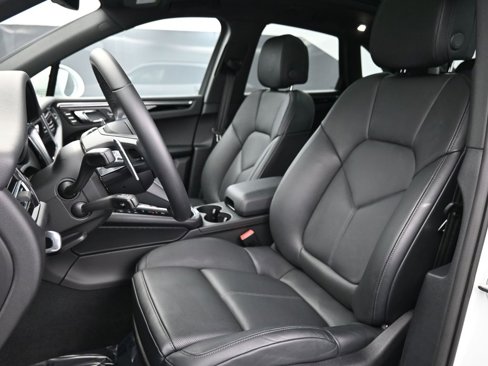 Certified 2025 Porsche Macan image 5