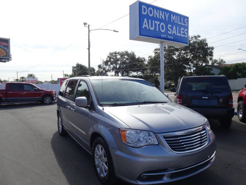 Used 2016 Chrysler Town & Country Touring image 3