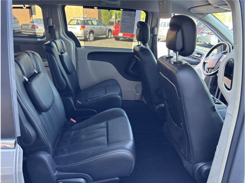 Used 2016 Chrysler Town & Country Touring image 14