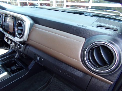Used 2016 Toyota Tacoma Limited image 41
