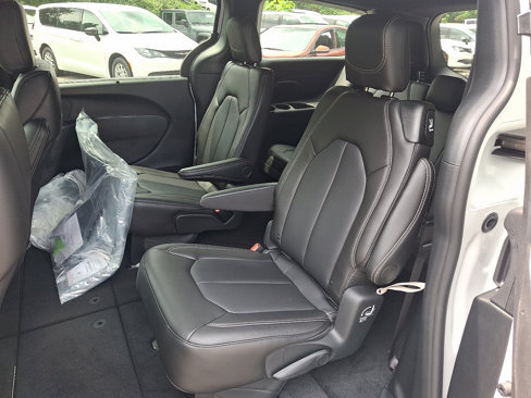 New 2026 Chrysler Pacifica Select image 6