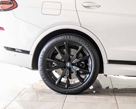 Used 2025 BMW X7 M60i w/ Climate Comfort Package image 11