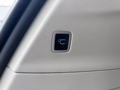 Used 2023 Chrysler Pacifica Touring-L image 6