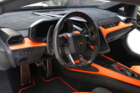 Used 2025 Lamborghini Revuelto image 11