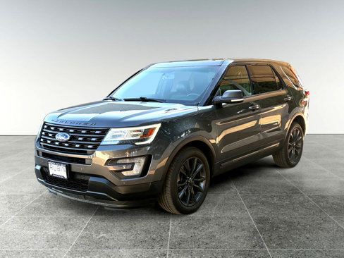 Used 2017 Ford Explorer XLT w/ Equipment Group 202A image 2