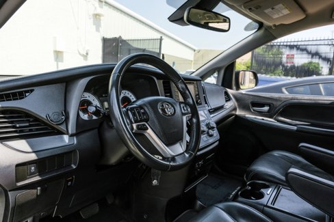 Used 2019 Toyota Sienna SE image 2