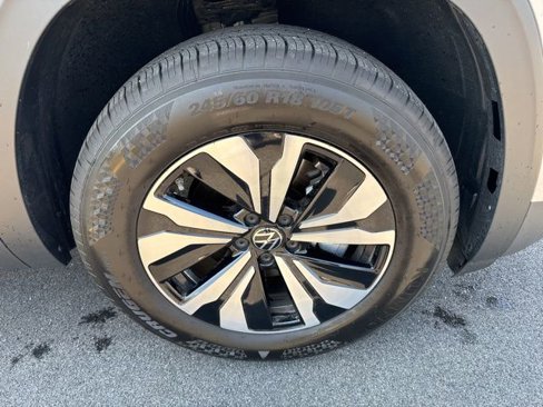 Certified 2025 Volkswagen Atlas SE image 30